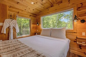 1 bedroom, WiFi (free), bed sheets - Upscale Cabin 1: hot-tub, private firepit, complimentary kayaks + paddleboards! (Cavendish)