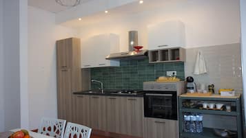 Frigorifero, microonde, forno, piano cottura