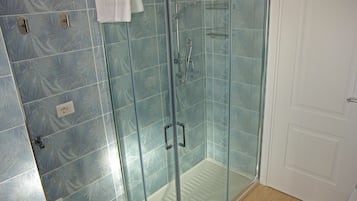 Asciugacapelli, asciugamani, sapone, shampoo