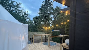 Outdoor spa tub