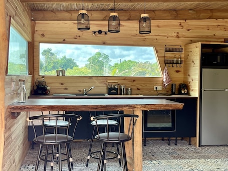Deluxe Villa | Private kitchen | Full-size fridge, microwave, oven, stovetop. O naturel Lodge Lifou