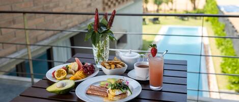 Chambre Luxe, 1 très grand lit | Restauration dans la chambre