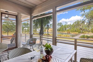 Outdoor dining - Multiple porches with views of Lake Bales (Bluffton)