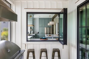 Fridge, microwave, oven, stovetop - Outdoor game room + fire pit with scenic marsh views (Bluffton)