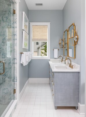 Shower, hair dryer, towels