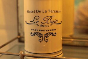 Douche, séchoir à cheveux, bidet, serviettes fournies