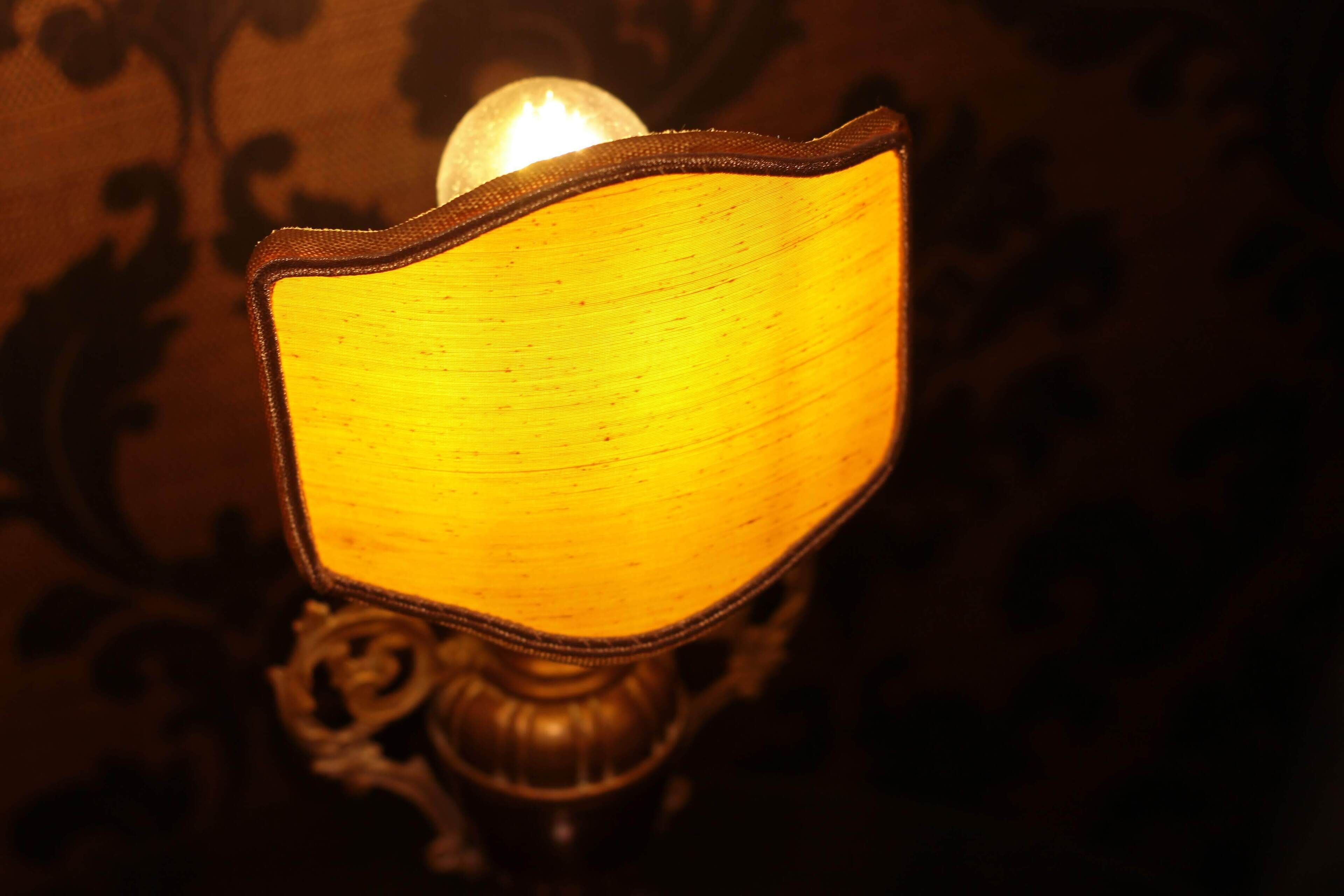 Een wandlamp met een klassiek design.