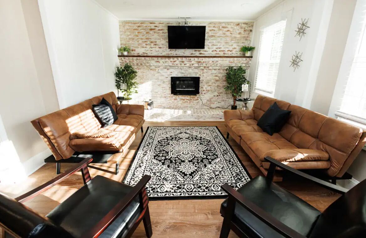 Northend Cozy Home w/ Hot Tub 5 Minutes to Uptown CLT