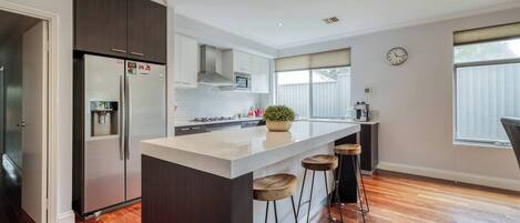 Geladeira, micro-ondas, fogão, cooktop