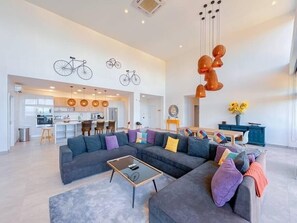 Premium penthouse | Woonruimte | Een 60-inch flatscreentelevisie met digitale zenders