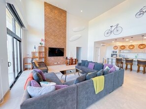 Penthouse Premium | Area keluarga | Televisi layar datar 60-inci dengan saluran TV digital