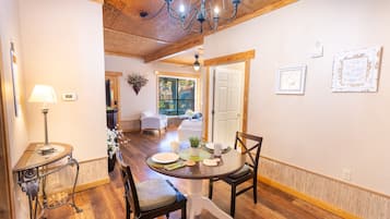 Nhà Duplex, phòng tắm riêng, quang cảnh thung lũng (Hilltop Room) | Khu ăn uống