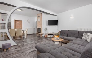 Een smart-tv, een open haard en een tafeltennistafel