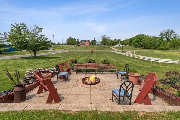 Property grounds - Sunset Acres Motel - Number 8 (Hudson)