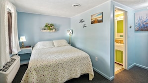 Un dormitorio con cama, mesita de noche, lámpara y una pared con un letrero que dice 'Hope Love'.