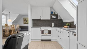 Køleskab, kogeplade, opvaskemaskine, kaffe-/temaskine