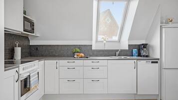 Køleskab, kogeplade, opvaskemaskine, kaffe-/temaskine