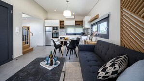 Une cuisine moderne avec un coin repas, un canapé et une table basse.