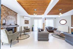Televisión, chimenea y videojuegos