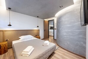2 habitaciones, escritorio, tabla de planchar con plancha y wifi gratis 