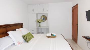 3 habitaciones, escritorio, tabla de planchar con plancha y wifi gratis