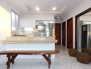 Kjøleskap, mikrobølgeovn, kokeplater og kaffetrakter/tekoker