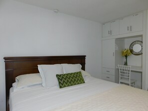 3 chambres, bureau, fer et planche à repasser, accès au Wi-Fi (inclus)