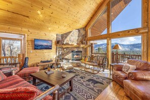 Älytelevisio, takka, videopelejä, pöytäjalkapallopöytä