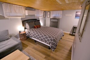 1 bedroom, desk, free WiFi, bed sheets - B-town Hideaway (Bloomington)