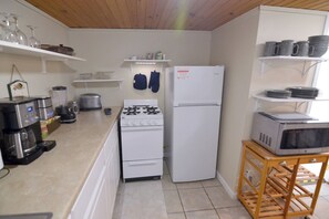 Fridge, microwave, oven, stovetop - B-town Hideaway (Bloomington)