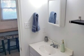 Shower, hair dryer, towels, soap - B-town Hideaway (Bloomington)