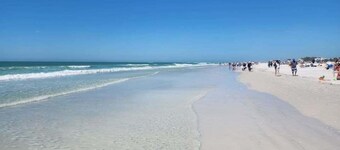 5 Minutes from Siesta Key!