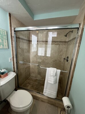 Dusche, Whirlpool, Haartrockner, Handtücher