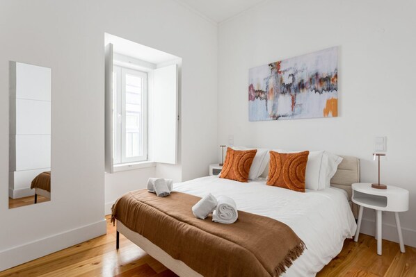 1 habitación, escritorio, tabla de planchar con plancha y wifi 