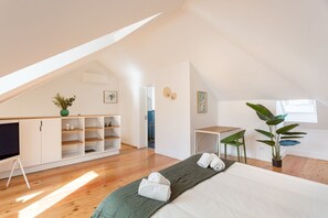 1 dormitorio, tabla de planchar con plancha, wifi y ropa de cama