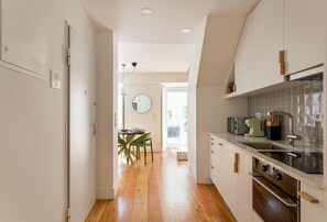 Frigorífico, microondas, horno y placa de cocina