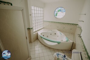 Douche, serviettes fournies, papier toilette