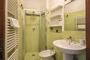 Dusche, Haartrockner, Bidet, Handtücher