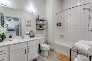 Sèche-cheveux, serviettes fournies