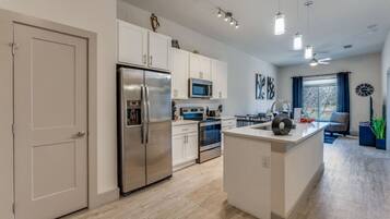 Kylskåp, mikrovågsugn, ugn och spishäll