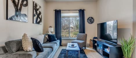 Televisio, takka, videopelejä, DVD-soitin