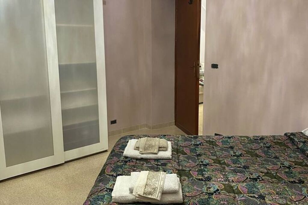 1 camera, una scrivania, culla da viaggio, Wi-Fi gratuito