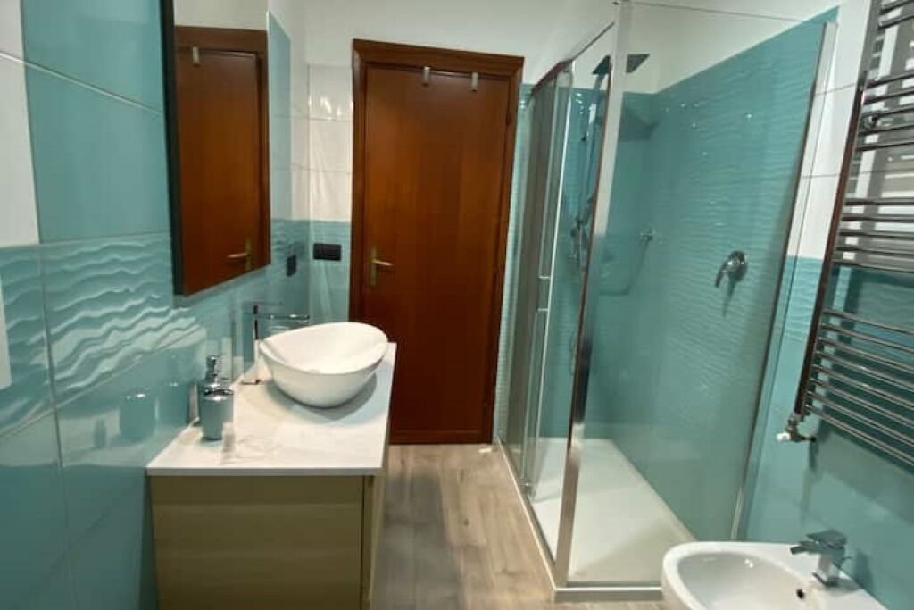 Douche, sèche-cheveux, bidet, serviettes fournies