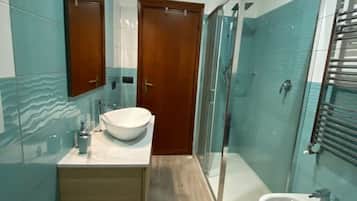 Doccia, asciugacapelli, bidet, asciugamani