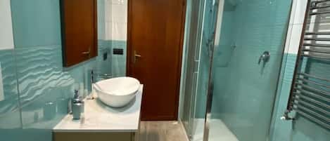 Doccia, asciugacapelli, bidet, asciugamani