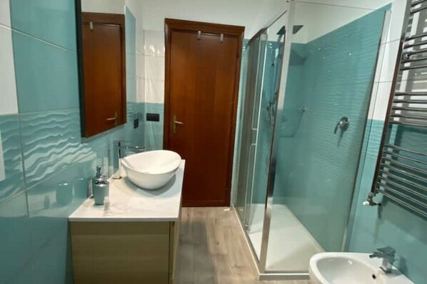Bruser, hårtørrer, bidet, håndklæder
