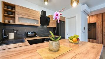 Jääkaappi, uuni, astianpesukone, kahvin-/teenkeitin