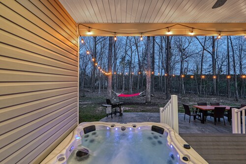 Cozy 4-bedroom house with WiFi, Hot Tub and Fire Pit