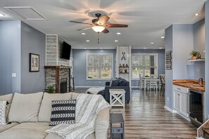 Smart TV, fireplace