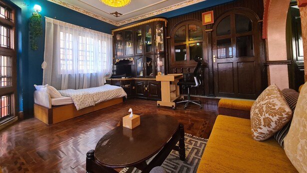 Une chambre traditionnelle avec un lit, un canapé et un bureau.